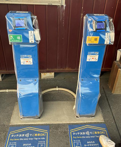 ホーム上の青色のポールに付属している専用端末にタッチしてご入場・出場ください。