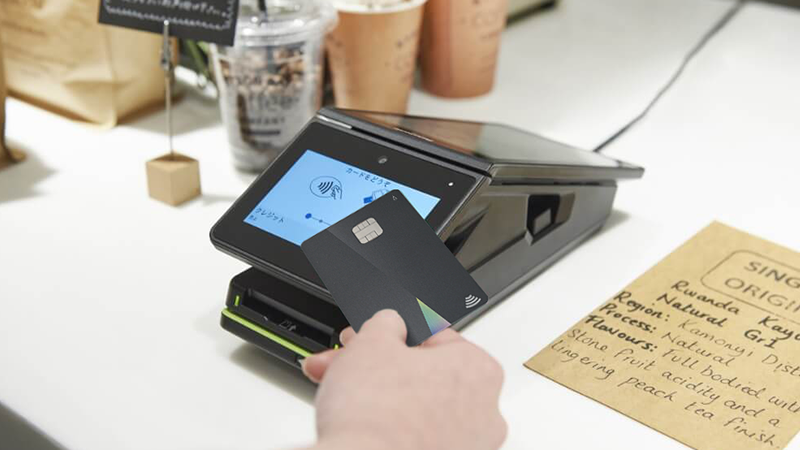 店頭でカードで支払う イメージ