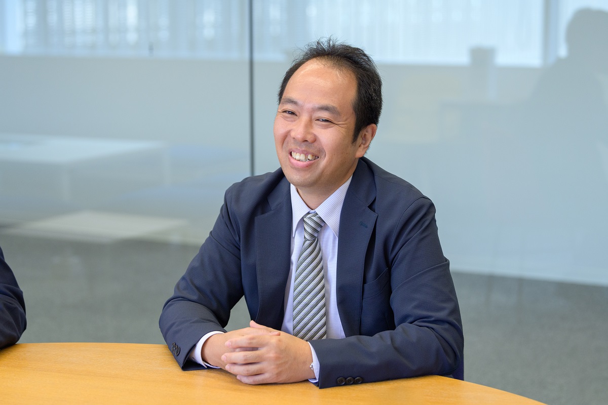 小口現金の煩雑な業務、社員の経費立替負担、膨大な紙の証憑類の管理が課題