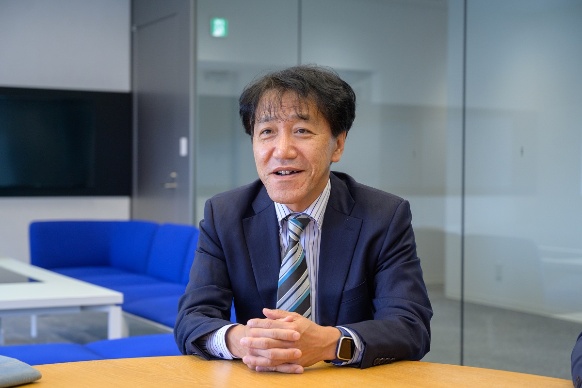 小口現金の煩雑な業務、社員の経費立替負担、膨大な紙の証憑類の管理が課題