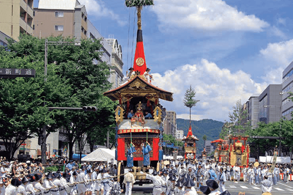 観覧席と京町家から祇園祭・前祭山鉾巡行を観賞し、京料理と宵山を満喫する2・3日間
