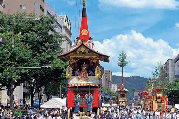 特別場所から「五山送り火」を観賞し、京会席・貴船川床料理と青もみじを訪ねる2・3日間