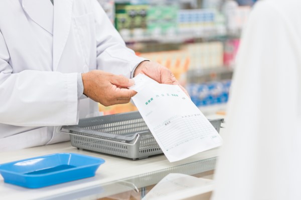 処方箋を発行してもらい、近くの薬局または郵送で薬を受け取る