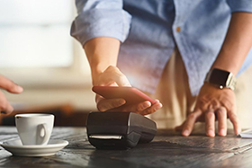 店頭でスマホをタッチして使う