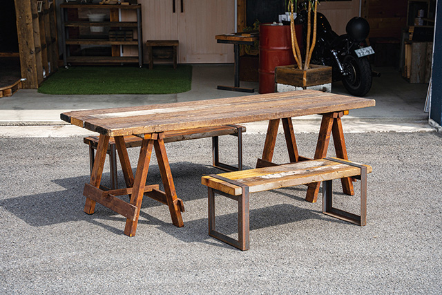 「ロングテーブル（折りたたみ式）」（83,000円）と「ベンチ兼TVボード」（79,900円）