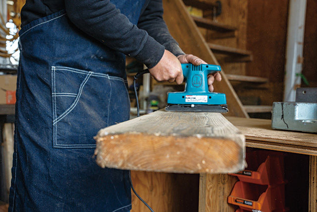 古材のザラつきや凹凸をならすため、表面をグラインダーで研磨