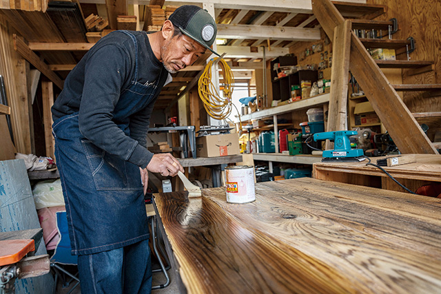 磨いた板の上にオイルを塗布