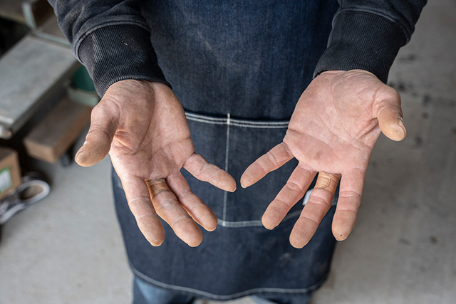 ロックバンドのドラマーとしても活躍した吉野さんの手