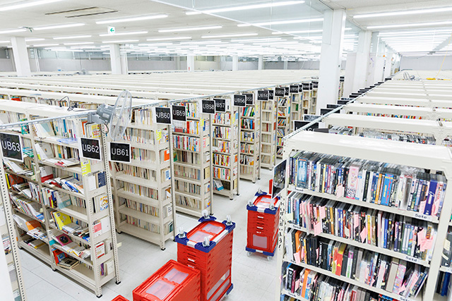 上田市内にある「バリューブックス」倉庫。