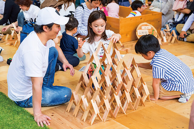 環境への意識を高めてほしいと、木に触れるワークショップを開催