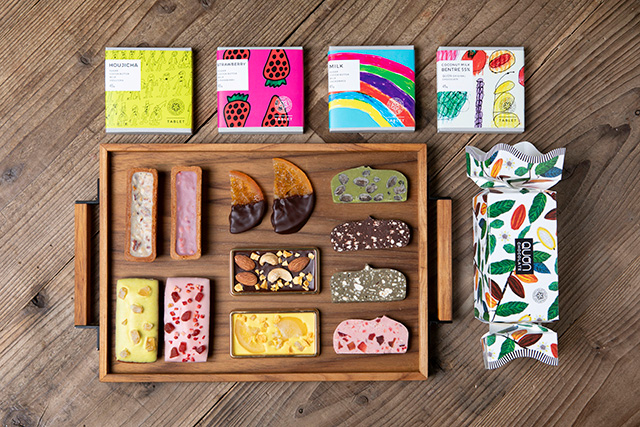 多彩な商品がそろう。タブレットのパッケージは、バディと呼ばれるスタッフが描いた絵。