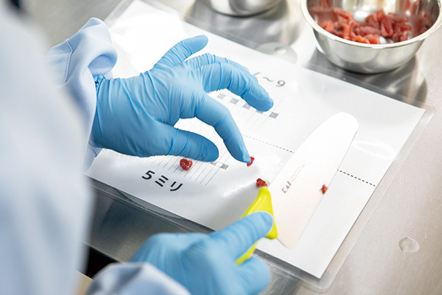 ドライフルーツやナッツのカットなど、職人技を身に付ける人も。