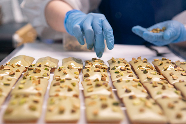 パウダーラボでカットされたナッツは、焼き菓子にも使用される。