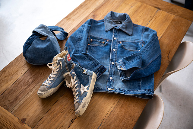 デニムジャケット（写真中央／55,000円）、アップルドロップバッグ（同・奥／14,300円）などの自社製品。世界的なブランドに素材提供したスニーカー（同・手前）はサンプル、非売品。