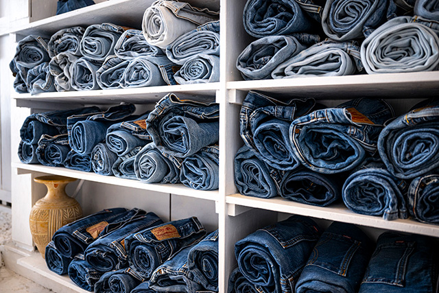 素材やパーツを指定して作るカスタムオーダー（別途料金）のための生地。1本ずつ風合いが異なるため、1点物のアイテムができ上がる。