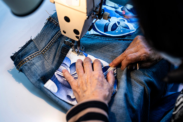 熟練の技術を持った職人が丁寧に作業。糸クズなども小物の綿代わりに使うなどして、廃棄はほぼ出さないという。