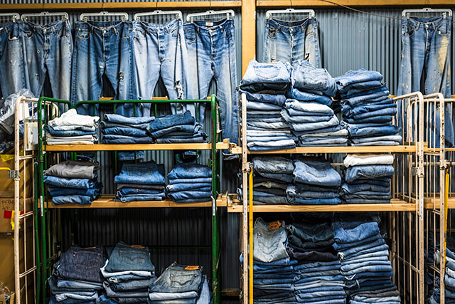 倉庫には洗浄を終えたジーンズが山のように積まれ、出番を待っている。