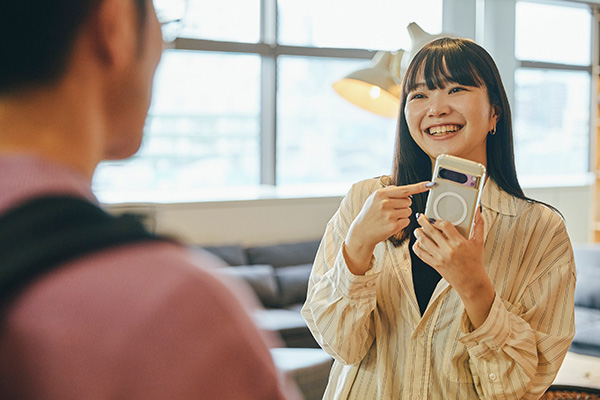 スマホをかざすだけ。アプリの起動や金額の入力の手間もない