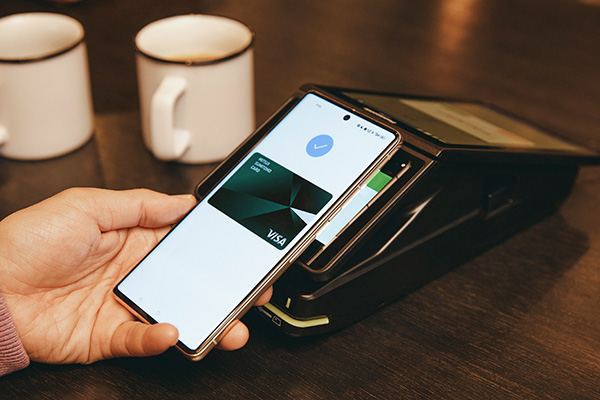 タッチ決済している様子