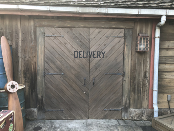 「DELIVERY」と書かれた扉からお入りください。階段を上るとラウンジの入口があります。入口に向かって左のインターフォンより、係員にお声がけください。