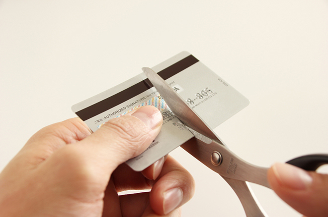 クレジットカードの安全な捨て方（処分方法）は？期限切れカードの処分前に確認！