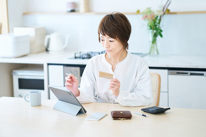 50代におすすめのゴールドカードは?選び方やプラチナカードもご紹介|クレジットカードの三井住友VISAカード