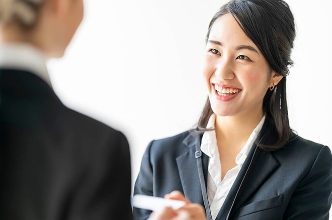 名刺交換のやり方を徹底解説!受け取り方・渡し方の注意点とは?|クレジットカードの三井住友VISAカード