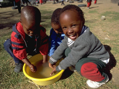 乳幼児センターで、昼食前に手を洗う子どもたち（レソト） イメージ