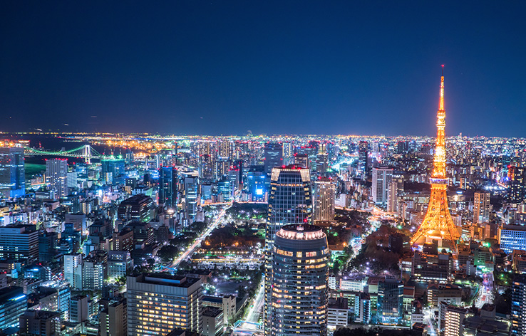 夜景のきれいなレストランで食事を