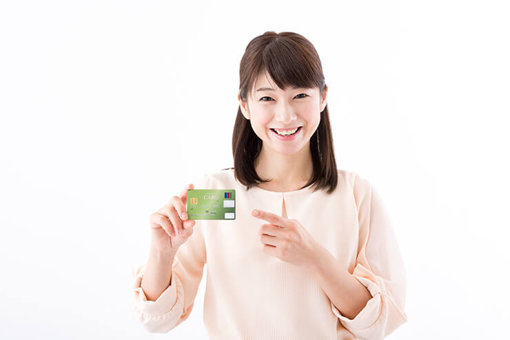 カードを持っているを持っている女性