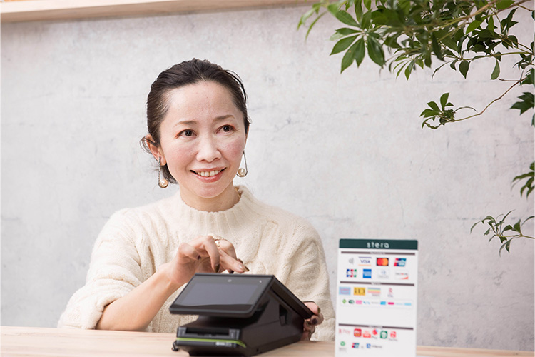 コストメリットに加え、操作性とデザイン性に優れた端末が、接客力の向上と空間演出を実現 イメージ