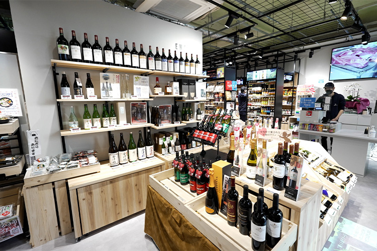 豊洲市場の新鮮な魚と豊富なワインを揃え、コンセプトは「リゾート地の高級食品スーパー」