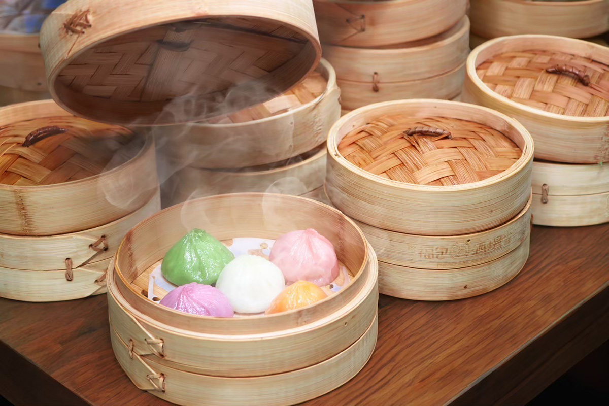 台湾の屋台のような雰囲気の中で、本格点心・中華料理を低価格で提供