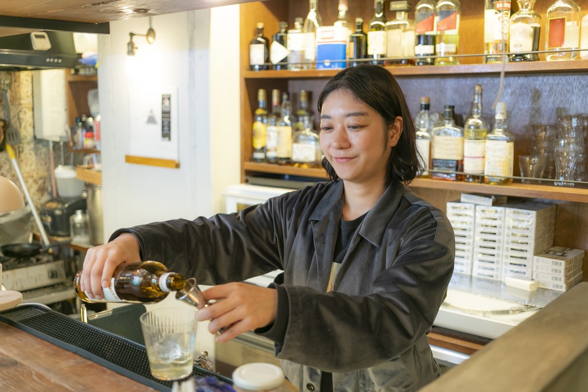 楽しく交流でき、ホッと安らげる空間を提供するカフェバー