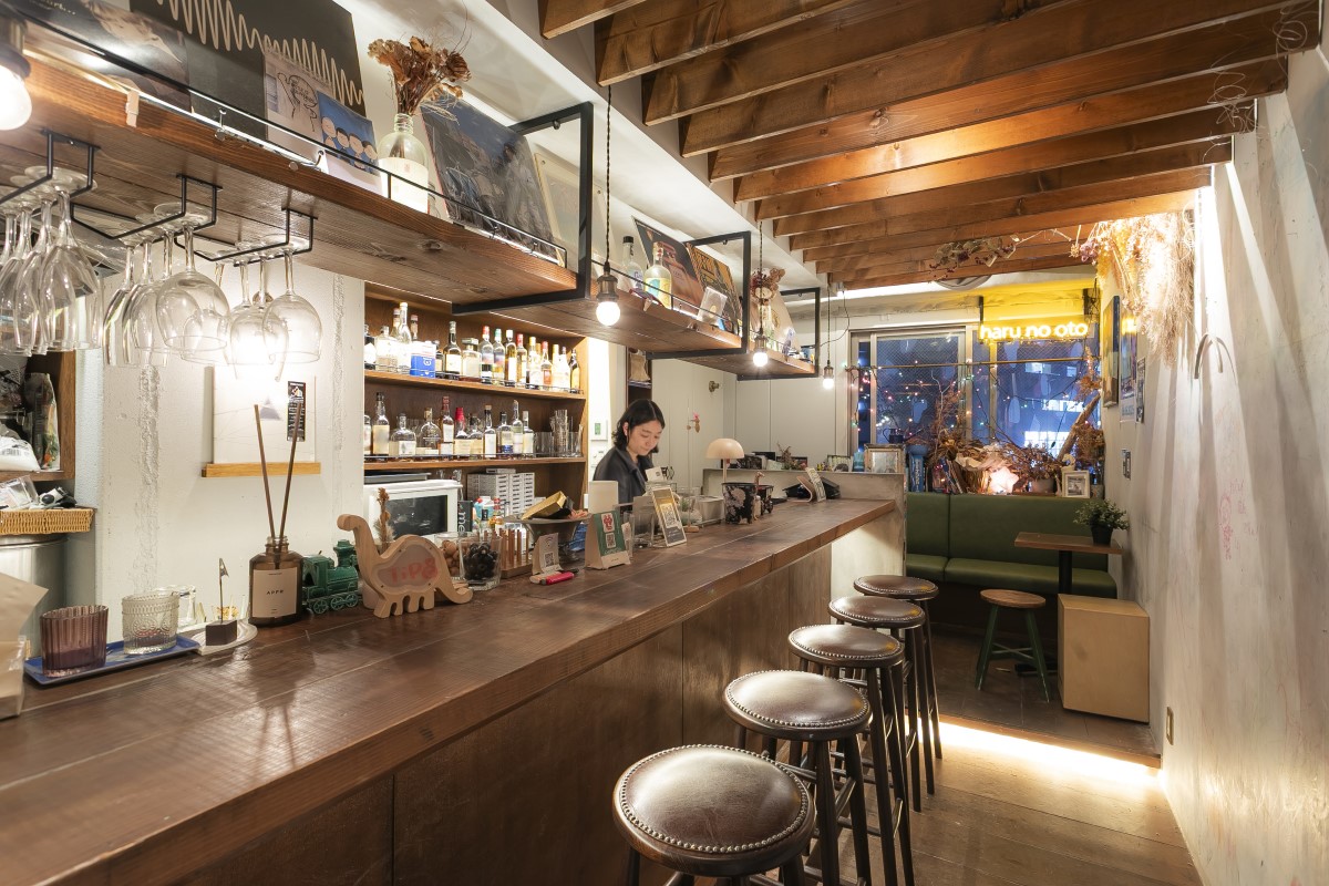 楽しく交流でき、ホッと安らげる空間を提供するカフェバー