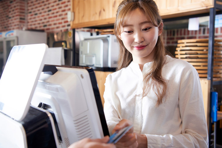 販売のチャンスを逃さない!クレジットカード加盟店になるには?