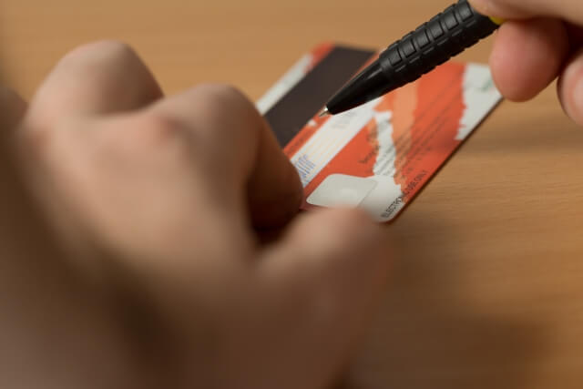 クレジットカード裏面への署名はなぜ必要？署名の意味と重要性