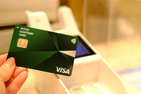 支払いの際はレジで店員さんに「Visaをタッチで」と伝えて、端末のリーダーが光ったらカードをタッチするだけ。