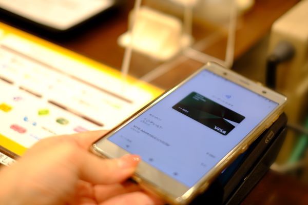 スマホでVisaのタッチ決済のおかげでスマートに支払い完了。