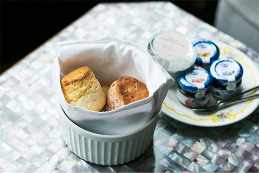 プレーンスコーンと、クランベリーといちごのスコーン