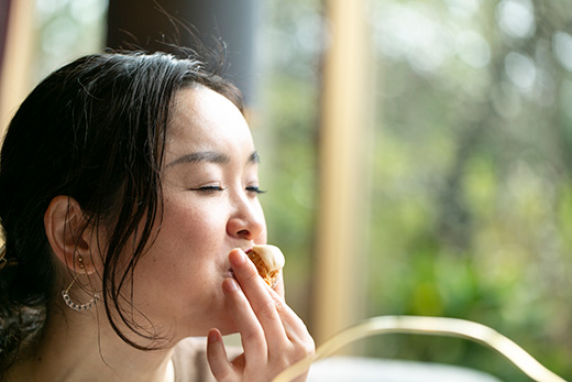 シュークリームを食べている様子