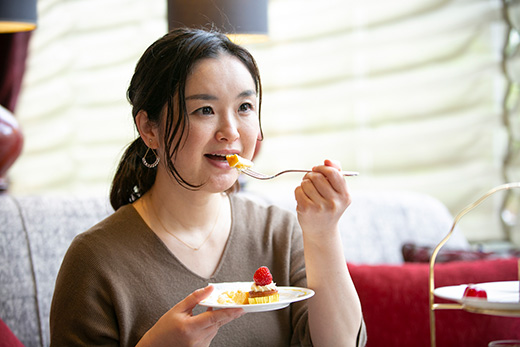 チーズケーキを食べている様子