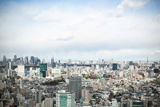 目の前には東京タワーと六本木のビル群、左側には新宿の高層ビル群が