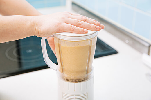 コーヒー、冷凍バナナ、バニラアイスをミキサーに入れて撹拌