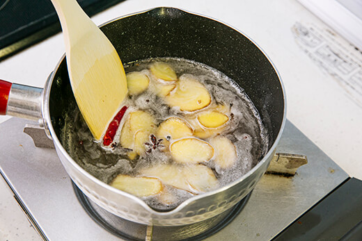 すべての材料を鍋に入れ、火にかける。沸騰する手前で弱火にし、10〜15分煮る