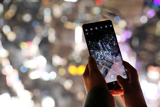 手のひらでしっかりとスマホを持ち、もう片方の手を添える
