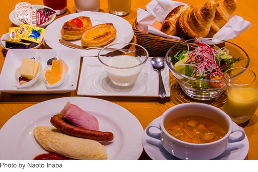レストランのさまざまな朝食メニュー