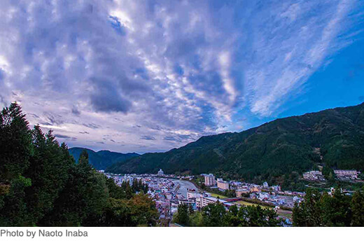 川沿いに広がる温泉街の風景