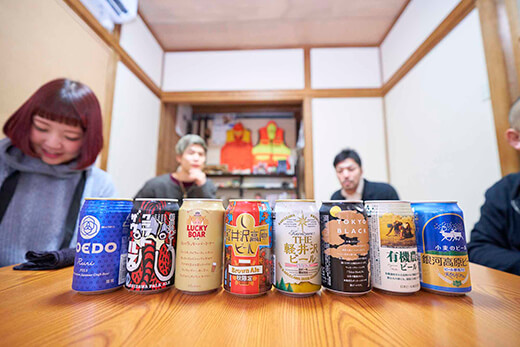 テーブルに並ぶ多種多様なビール