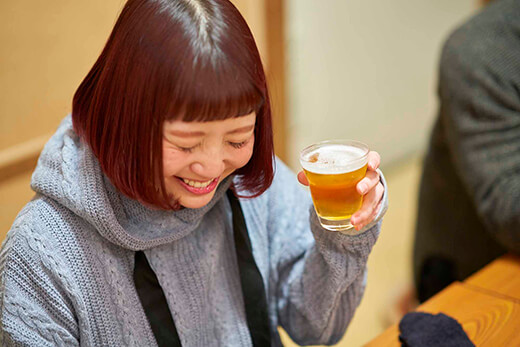 ビールを飲む小鳥遊さん